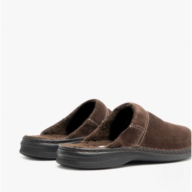 Nuestras zapatillas fabricadas con fina piel de becerro. Para los días fríos, las zapatillas por su cálido forro de felpa. El método de fabricación típico de nuestros zapatos es el cosido preciso a mano. Gracias al ancho de zapato G estas zapatillas ofrecen gran amplitud para los pies normales. El modelo Max 67 es el compañero perfecto para sus momentos de ocio.