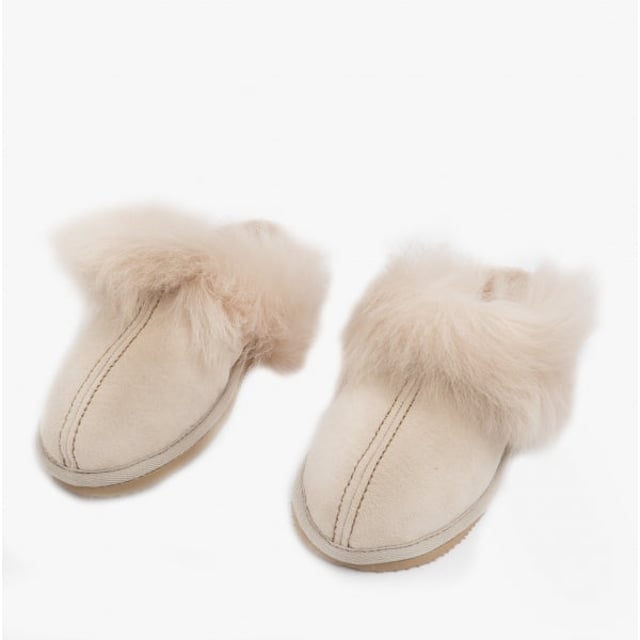 Shepherd Shepherd EVELINA Womens Sheepskin Mules Honey

 Upper Material: Sheepskin

Lining Material: Sheepskin

Sole Material: EVA

Closure/Fastening: Slip-On

Features: Warm Lining

Toe Shape: Round

Shoe Width: Regular

Item Weight: 0.26 KG

Heel Height: Flat (Under 2.5cm)

Slipper Style: Mule

Gift Boxed: No
Product Code: 1929045