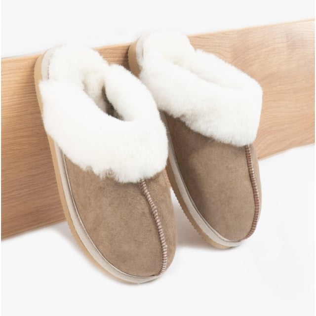 Shepherd Shepherd JESSICA Womens Sheepskin Mules Stone

 Upper Material: Sheepskin

Lining Material: Sheepskin

Sole Material: EVA

Closure/Fastening: Slip-On

Features: Warm Lining

Toe Shape: Round

Shoe Width: Regular

Item Weight: 0.24 KG

Heel Height: Flat (Under 2.5cm)

Slipper Style: Mule

Gift Boxed: No
Product Code: 468025