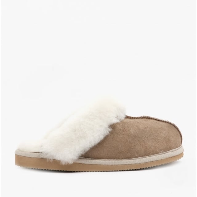 Shepherd Shepherd JESSICA Womens Sheepskin Mules Stone

 Upper Material: Sheepskin

Lining Material: Sheepskin

Sole Material: EVA

Closure/Fastening: Slip-On

Features: Warm Lining

Toe Shape: Round

Shoe Width: Regular

Item Weight: 0.24 KG

Heel Height: Flat (Under 2.5cm)

Slipper Style: Mule

Gift Boxed: No
Product Code: 468025