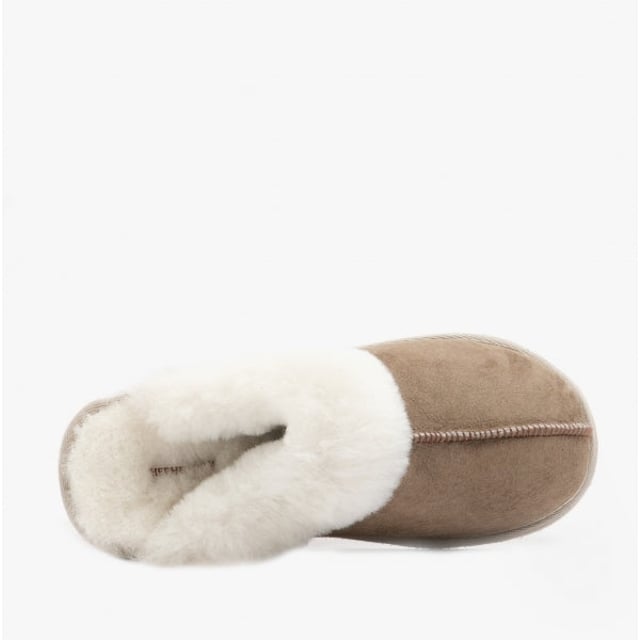 Shepherd Shepherd JESSICA Womens Sheepskin Mules Stone

 Upper Material: Sheepskin

Lining Material: Sheepskin

Sole Material: EVA

Closure/Fastening: Slip-On

Features: Warm Lining

Toe Shape: Round

Shoe Width: Regular

Item Weight: 0.24 KG

Heel Height: Flat (Under 2.5cm)

Slipper Style: Mule

Gift Boxed: No
Product Code: 468025