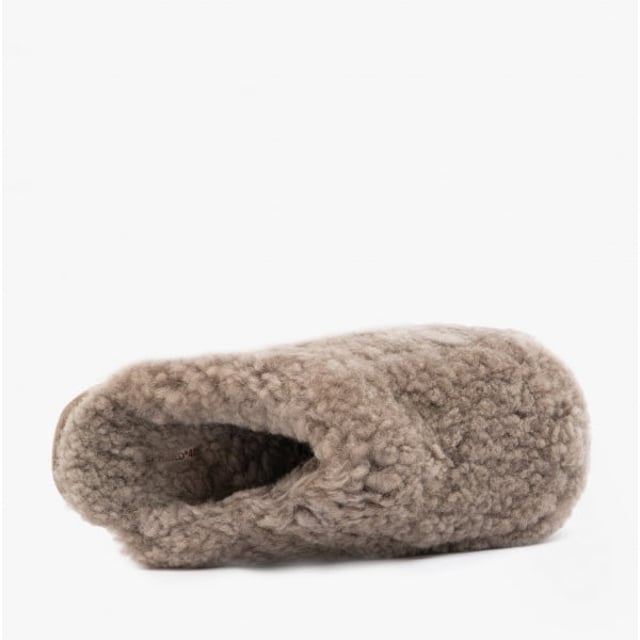 Shepherd Shepherd JENNY Womens Sheepskin Mules Stone

 Upper Material: Sheepskin

Lining Material: Sheepskin

Sole Material: EVA

Closure/Fastening: Slip-On

Features: Warm Lining

Toe Shape: Round

Shoe Width: Regular

Item Weight: 0.4 KG

Heel Height: Flat (Under 2.5cm)

Slipper Style: Mule

Gift Boxed: No
Product Code: 1909025