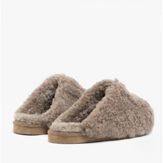 Shepherd Shepherd JENNY Womens Sheepskin Mules Stone

 Upper Material: Sheepskin

Lining Material: Sheepskin

Sole Material: EVA

Closure/Fastening: Slip-On

Features: Warm Lining

Toe Shape: Round

Shoe Width: Regular

Item Weight: 0.4 KG

Heel Height: Flat (Under 2.5cm)

Slipper Style: Mule

Gift Boxed: No
Product Code: 1909025