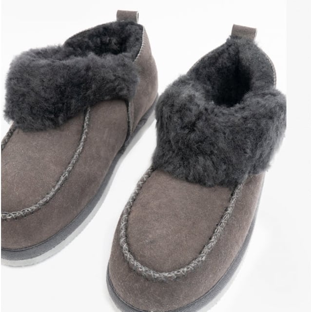 Shepherd Shepherd ALBINA Womens Sheepskin Slipper Boots Asphalt

 Upper Material: Sheepskin

Lining Material: Sheepskin

Sole Material: EVA

Closure/Fastening: Pull-On

Features: Warm Lining

Toe Shape: Round

Shoe Width: Regular

Item Weight: 0.35 KG

Heel Height: Flat (Under 2.5cm)

Shoe Shaft Height: Ankle

Slipper Style: Slipper Boot

Gift Boxed: No
Product Code: 1951065