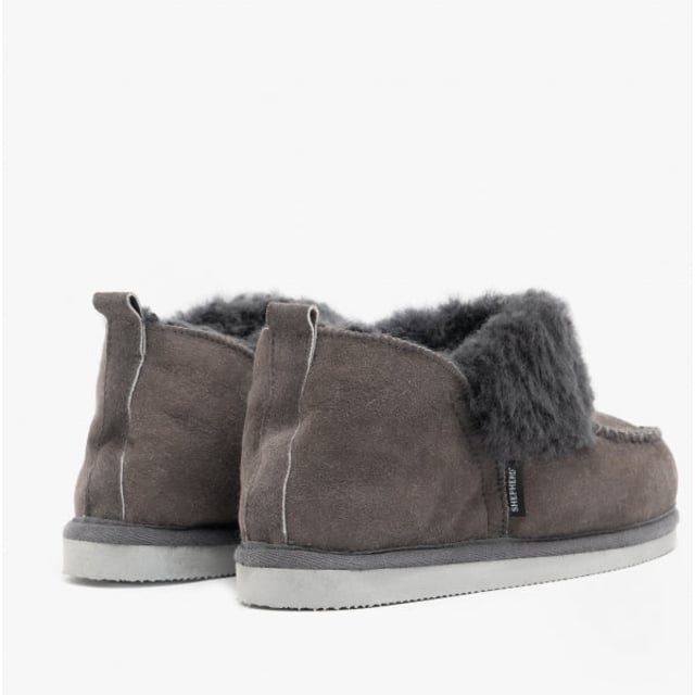 Shepherd Shepherd ALBINA Womens Sheepskin Slipper Boots Asphalt

 Upper Material: Sheepskin

Lining Material: Sheepskin

Sole Material: EVA

Closure/Fastening: Pull-On

Features: Warm Lining

Toe Shape: Round

Shoe Width: Regular

Item Weight: 0.35 KG

Heel Height: Flat (Under 2.5cm)

Shoe Shaft Height: Ankle

Slipper Style: Slipper Boot

Gift Boxed: No
Product Code: 1951065