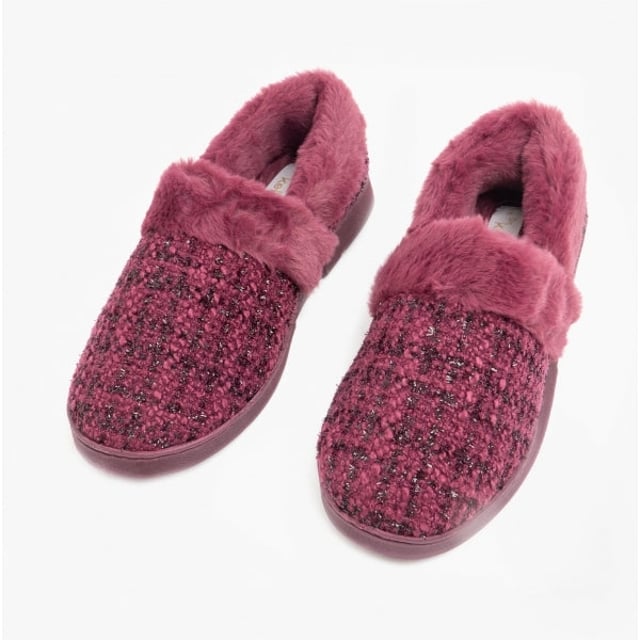 Dr Keller Dr Keller AVON Womens Full Slippers Burgundy

 Upper Material: Fabric

Lining Material: Warm Lined

Sole Material: Rubber

Closure/Fastening: Slip-On

Features: Comfort,Warm Lining

Toe Shape: Round

Shoe Width: Regular

Item Weight: 0.38 KG

Heel Height: Flat (Under 2.5cm)

Shoe Shaft Height: Low Top

Slipper Style: Full Slipper

Gift Boxed: No
Product Code: A7770BRG