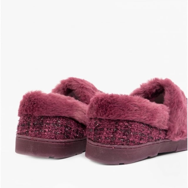 Dr Keller Dr Keller AVON Womens Full Slippers Burgundy

 Upper Material: Fabric

Lining Material: Warm Lined

Sole Material: Rubber

Closure/Fastening: Slip-On

Features: Comfort,Warm Lining

Toe Shape: Round

Shoe Width: Regular

Item Weight: 0.38 KG

Heel Height: Flat (Under 2.5cm)

Shoe Shaft Height: Low Top

Slipper Style: Full Slipper

Gift Boxed: No
Product Code: A7770BRG