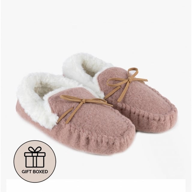 Totes Toasties Totes Toasties FELT Womens Moccasin Slippers Pink

 Upper Material: Felt

Lining Material: Warm Lined

Sole Material: Rubber

Closure/Fastening: Slip-On

Features: Warm Lining,Memory Foam,Comfort

Toe Shape: Round

Shoe Width: Regular

Item Weight: 0.41 KG

Heel Height: Flat (Under 2.5cm)

Slipper Style: Moccasin

Gift Boxed: Yes
Product Code: 3219FPNK