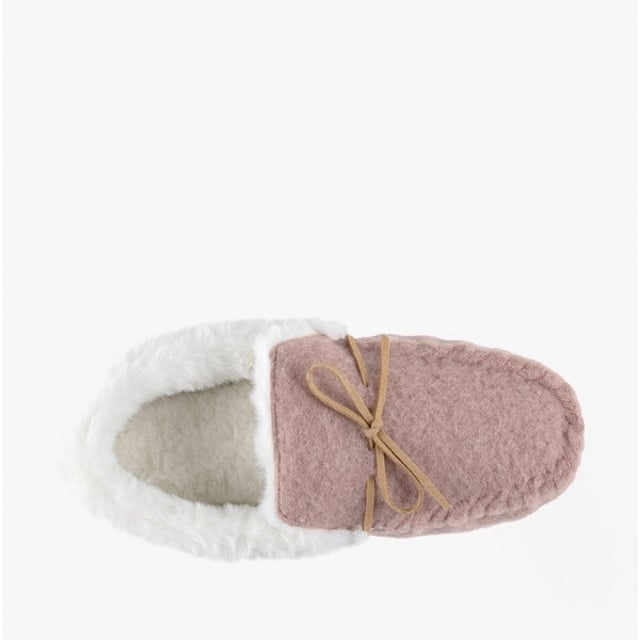 Totes Toasties Totes Toasties FELT Womens Moccasin Slippers Pink

 Upper Material: Felt

Lining Material: Warm Lined

Sole Material: Rubber

Closure/Fastening: Slip-On

Features: Warm Lining,Memory Foam,Comfort

Toe Shape: Round

Shoe Width: Regular

Item Weight: 0.41 KG

Heel Height: Flat (Under 2.5cm)

Slipper Style: Moccasin

Gift Boxed: Yes
Product Code: 3219FPNK