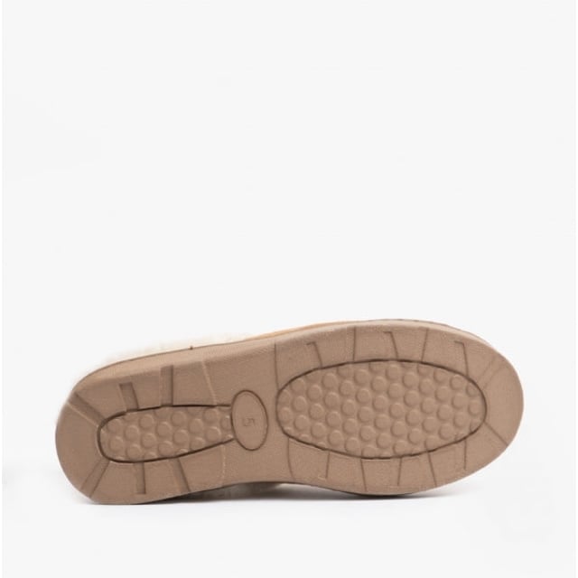 Jo &amp; Joe Jo &amp; Joe SNUGGLE Womens Mule Slippers Cognac

 Upper Material: Synthetic

Lining Material: Faux Fur

Sole Material: Synthetic

Closure/Fastening: Slip-On

Features: Warm Lining

Toe Shape: Round

Shoe Width: Regular

Item Weight: 0.32 KG

Heel Height: Flat (Under 2.5cm)

Slipper Style: Mule

Gift Boxed: No
Product Code: 779/COG