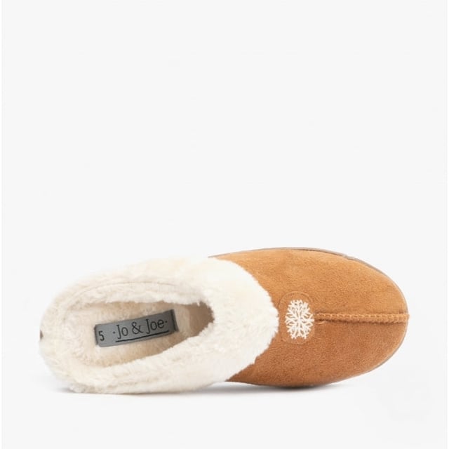 Jo &amp; Joe Jo &amp; Joe SNUGGLE Womens Mule Slippers Cognac

 Upper Material: Synthetic

Lining Material: Faux Fur

Sole Material: Synthetic

Closure/Fastening: Slip-On

Features: Warm Lining

Toe Shape: Round

Shoe Width: Regular

Item Weight: 0.32 KG

Heel Height: Flat (Under 2.5cm)

Slipper Style: Mule

Gift Boxed: No
Product Code: 779/COG