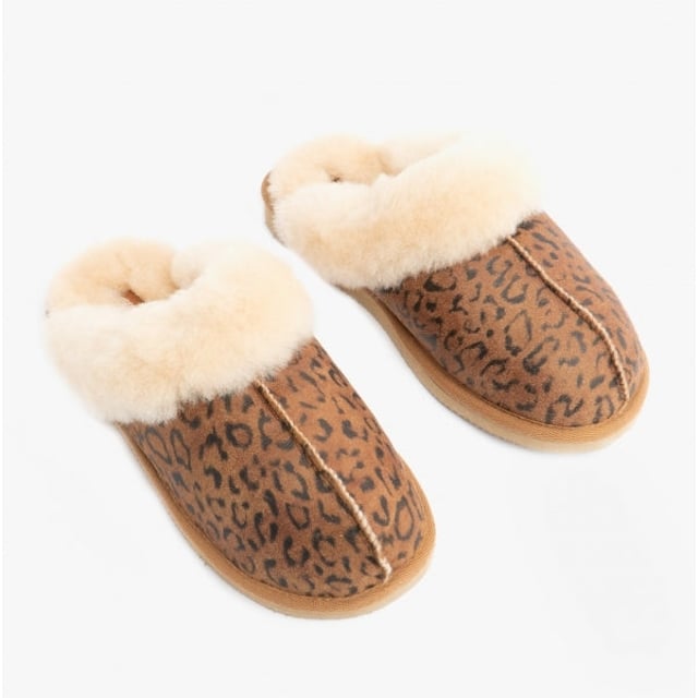 Shepherd Shepherd JESSICA Womens Sheepskin Mules Chestnut/Leopard

 Upper Material: Sheepskin

Lining Material: Sheepskin

Sole Material: EVA

Closure/Fastening: Slip-On

Features: Warm Lining

Toe Shape: Round

Shoe Width: Regular

Item Weight: 0.3 KG

Heel Height: Flat (Under 2.5cm)

Slipper Style: Mule

Gift Boxed: No
Product Code: 468156