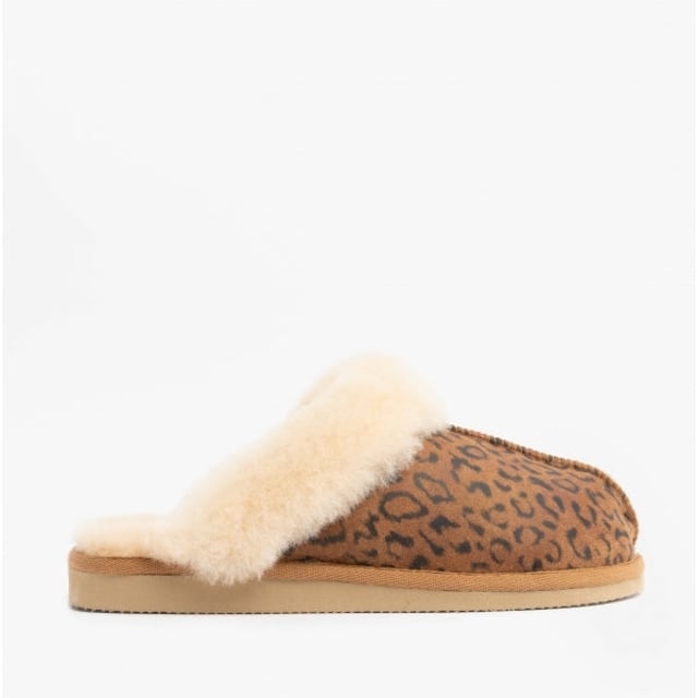 Shepherd Shepherd JESSICA Womens Sheepskin Mules Chestnut/Leopard

 Upper Material: Sheepskin

Lining Material: Sheepskin

Sole Material: EVA

Closure/Fastening: Slip-On

Features: Warm Lining

Toe Shape: Round

Shoe Width: Regular

Item Weight: 0.3 KG

Heel Height: Flat (Under 2.5cm)

Slipper Style: Mule

Gift Boxed: No
Product Code: 468156
