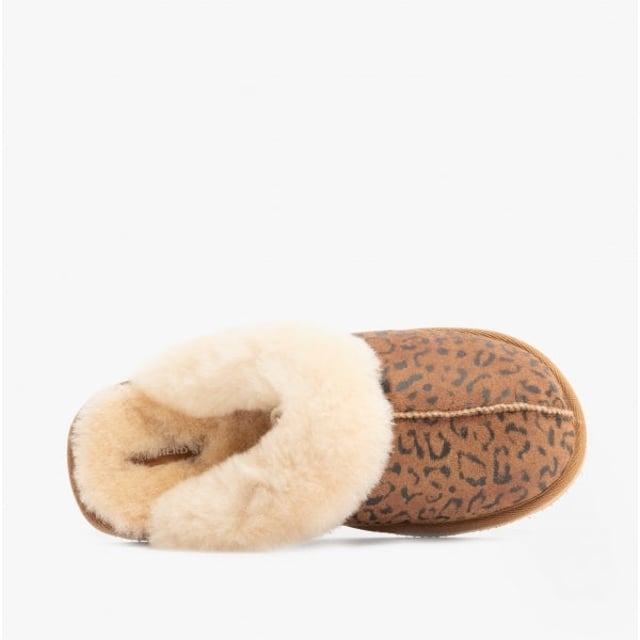 Shepherd Shepherd JESSICA Womens Sheepskin Mules Chestnut/Leopard

 Upper Material: Sheepskin

Lining Material: Sheepskin

Sole Material: EVA

Closure/Fastening: Slip-On

Features: Warm Lining

Toe Shape: Round

Shoe Width: Regular

Item Weight: 0.3 KG

Heel Height: Flat (Under 2.5cm)

Slipper Style: Mule

Gift Boxed: No
Product Code: 468156
