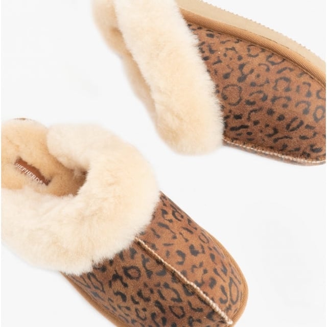 Shepherd Shepherd JESSICA Womens Sheepskin Mules Chestnut/Leopard

 Upper Material: Sheepskin

Lining Material: Sheepskin

Sole Material: EVA

Closure/Fastening: Slip-On

Features: Warm Lining

Toe Shape: Round

Shoe Width: Regular

Item Weight: 0.3 KG

Heel Height: Flat (Under 2.5cm)

Slipper Style: Mule

Gift Boxed: No
Product Code: 468156