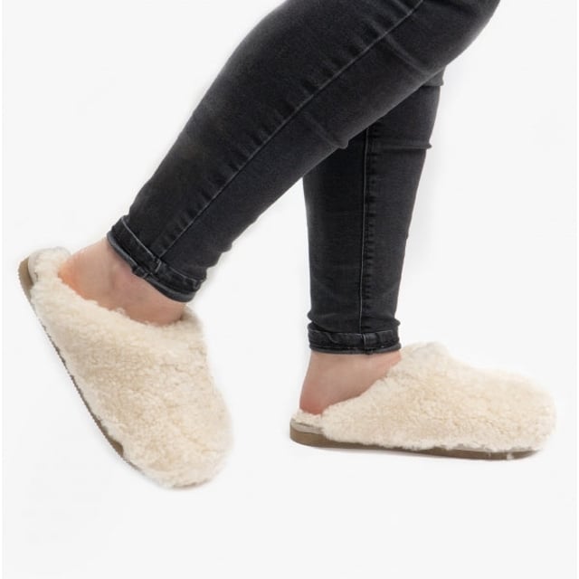 Shepherd Shepherd JENNY Womens Sheepskin Mules Creme

 Upper Material: Sheepskin

Lining Material: Sheepskin

Sole Material: EVA

Closure/Fastening: Slip-On

Features: Warm Lining

Toe Shape: Round

Shoe Width: Regular

Item Weight: 0.8 KG

Heel Height: Flat (Under 2.5cm)

Slipper Style: Mule

Gift Boxed: No
Product Code: 1909005