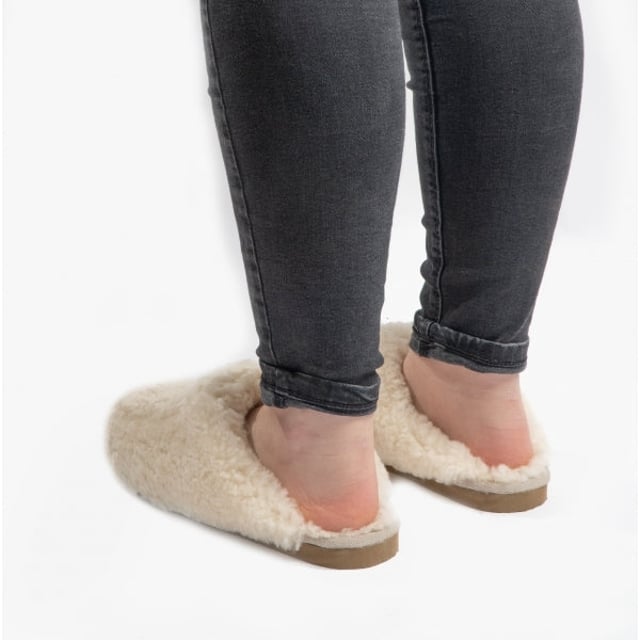 Shepherd Shepherd JENNY Womens Sheepskin Mules Creme

 Upper Material: Sheepskin

Lining Material: Sheepskin

Sole Material: EVA

Closure/Fastening: Slip-On

Features: Warm Lining

Toe Shape: Round

Shoe Width: Regular

Item Weight: 0.8 KG

Heel Height: Flat (Under 2.5cm)

Slipper Style: Mule

Gift Boxed: No
Product Code: 1909005