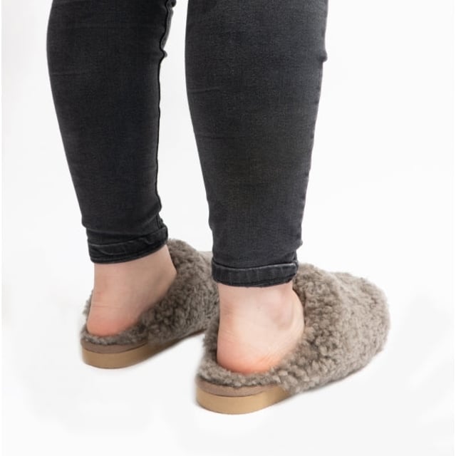 Shepherd Shepherd JENNY Womens Sheepskin Mules Stone

 Upper Material: Sheepskin

Lining Material: Sheepskin

Sole Material: EVA

Closure/Fastening: Slip-On

Features: Warm Lining

Toe Shape: Round

Shoe Width: Regular

Item Weight: 0.4 KG

Heel Height: Flat (Under 2.5cm)

Slipper Style: Mule

Gift Boxed: No
Product Code: 1909025