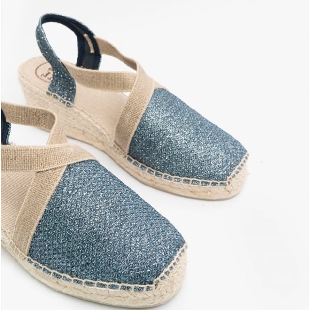Toni Pons TRITON Ladies Espadrille Sandals Navy

 Upper Material: Synthetic

Lining Material: Fabric

Sole Material: Rubber

Closure/Fastening: Slip-On

Features: Vegan,Comfort,Breathable

Heel Type: Wedge

Toe Shape: Round

Shoe Width: Regular

Item Weight: 0.6 KG

Heel Height: Medium (5-7.4cm)

Sandal Style: Sandals

Gift Boxed: No
Product Code: TRITON-MAR