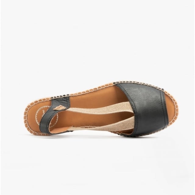 Toni Pons ETNA Ladies Leather Espadrille Sandals Black

 Upper Material: Leather

Lining Material: Fabric

Sole Material: Rubber

Closure/Fastening: Slip-On

Features: Comfort,Breathable

Heel Type: Wedge

Toe Shape: Round

Shoe Width: Regular

Item Weight: 0.66 KG

Heel Height: Flat (Under 2.5cm)

Sandal Style: Sandals

Gift Boxed: No
Product Code: ETNA-NEG
