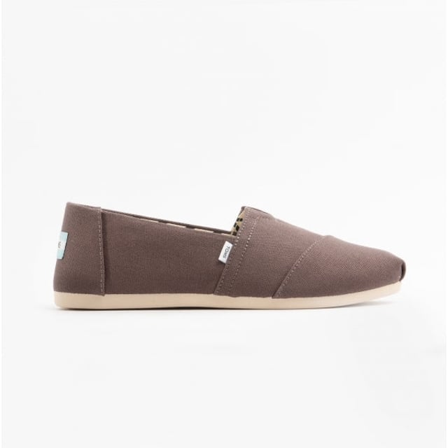 TOMS ALPARGATA Ladies Canvas Espadrilles Grey

 Upper Material: Fabric

Lining Material: Canvas

Sole Material: Rubber

Closure/Fastening: Slip-On

Features: Lightweight,Comfort,Breathable

Toe Shape: Round

Shoe Width: Regular

Item Weight: 0.6 KG

Heel Height: Flat (Under 2.5cm)

Shoe Shaft Height: Low Top

Sandal Style: Sandals

Gift Boxed: No
Product Code: 10017749
