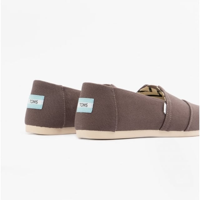 TOMS ALPARGATA Ladies Canvas Espadrilles Grey

 Upper Material: Fabric

Lining Material: Canvas

Sole Material: Rubber

Closure/Fastening: Slip-On

Features: Lightweight,Comfort,Breathable

Toe Shape: Round

Shoe Width: Regular

Item Weight: 0.6 KG

Heel Height: Flat (Under 2.5cm)

Shoe Shaft Height: Low Top

Sandal Style: Sandals

Gift Boxed: No
Product Code: 10017749