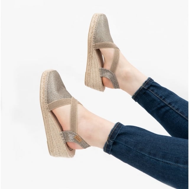 Toni Pons TRITON Ladies Espadrille Sandals Khaki

 Upper Material: Synthetic

Lining Material: Fabric

Sole Material: Rubber

Closure/Fastening: Slip-On

Features: Vegan,Comfort,Breathable

Heel Type: Wedge

Toe Shape: Round

Shoe Width: Regular

Item Weight: 0.6 KG

Heel Height: Medium (5-7.4cm)

Sandal Style: Sandals

Gift Boxed: No
Product Code: TRITON-CAQ