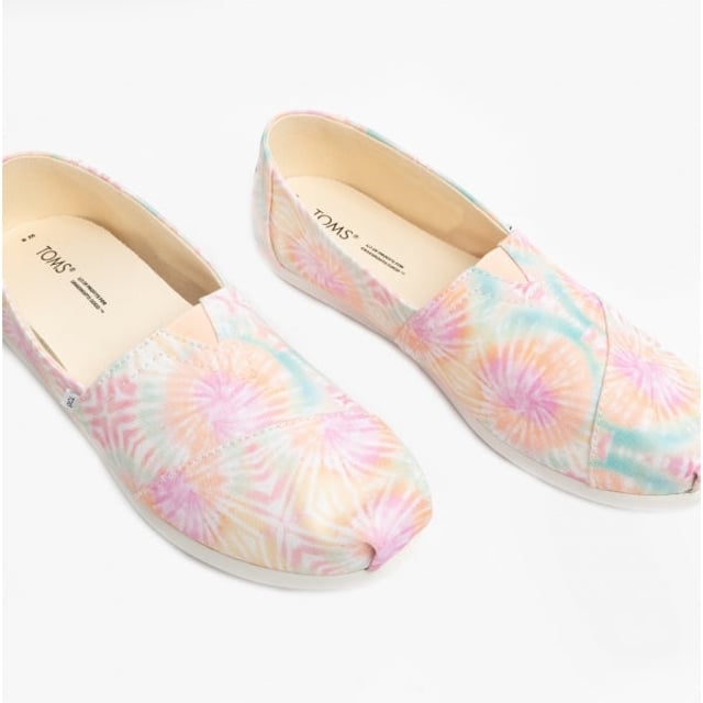 TOMS ALPARGATA Ladies Canvas Espadrille Pink Swirl

 Upper Material: Fabric

Lining Material: Textile

Sole Material: Rubber

Closure/Fastening: Slip-On

Features: Vegan,Comfort,Breathable

Toe Shape: Round

Shoe Width: Regular

Item Weight: 0.22 KG

Heel Height: Flat (Under 2.5cm)

Shoe Shaft Height: Low Top

Sandal Style: Sandals

Gift Boxed: No
Product Code: 10017813