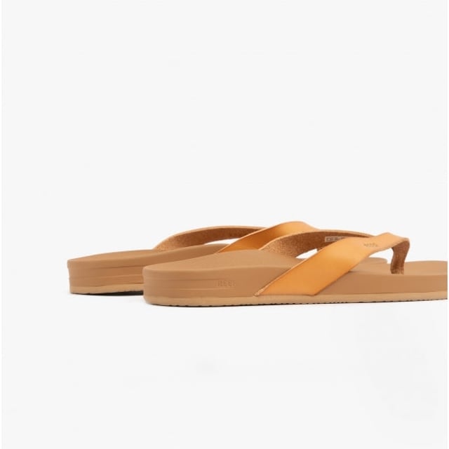 Step up to the Cushion Court and discover the most comfortable footbed ever, thanks to a blend of cushion plus energetic rebound, along with arch support and heel cupping. Details like super soft PVC-free vegan leather straps with wrap around strap design create a classic upgrade you so deserve.