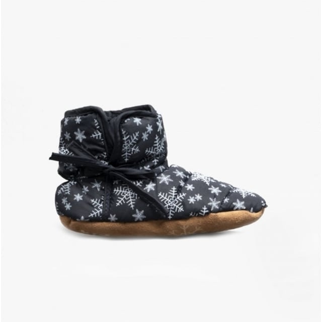 Shuperb NIUMA Girls Novelty Slippers Blue

 Upper Material: Textile

Lining Material: Textile

Sole Material: Rubber

Closure/Fastening: Slip-On

Features: Comfort

Toe Shape: Round

Shoe Width: Regular

Item Weight: 0.08 KG

Heel Height: Flat (Under 2.5cm)

Slipper Style: Slipper Boot

Gift Boxed: No
Product Code: SNOWFLAKE-C