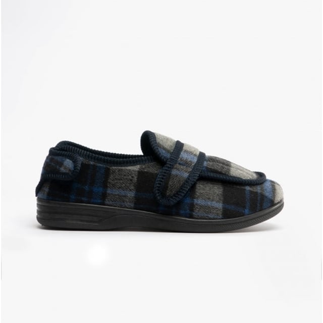 Jo &amp; Joe Jo &amp; Joe BUXTON Mens Touch Fasten Slippers Navy/Grey

 Upper Material: Textile

Lining Material: Textile

Sole Material: Synthetic

Closure/Fastening: Touch Fasten

Features: Warm Lining

Toe Shape: Round

Shoe Width: Regular

Item Weight: 0.5 KG

Heel Height: Flat (Under 2.5cm)

Shoe Shaft Height: Low Top

Slipper Style: Full Slipper

Gift Boxed: No
Product Code: BUXTON/NAV