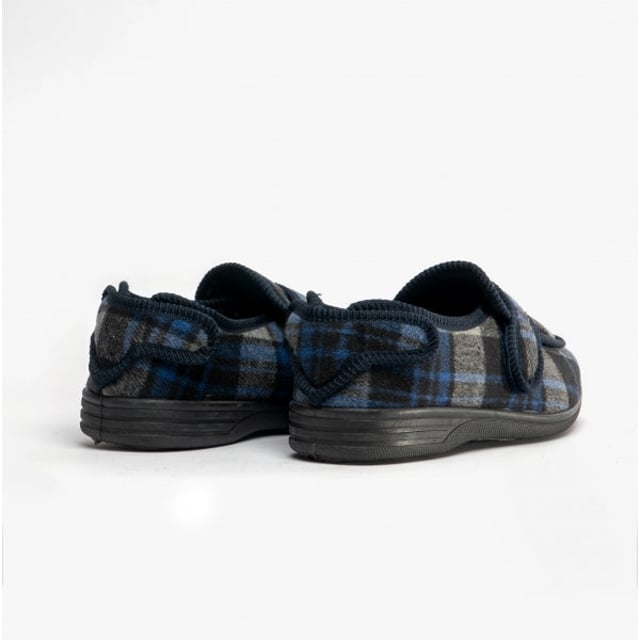 Jo &amp; Joe Jo &amp; Joe BUXTON Mens Touch Fasten Slippers Navy/Grey

 Upper Material: Textile

Lining Material: Textile

Sole Material: Synthetic

Closure/Fastening: Touch Fasten

Features: Warm Lining

Toe Shape: Round

Shoe Width: Regular

Item Weight: 0.5 KG

Heel Height: Flat (Under 2.5cm)

Shoe Shaft Height: Low Top

Slipper Style: Full Slipper

Gift Boxed: No
Product Code: BUXTON/NAV