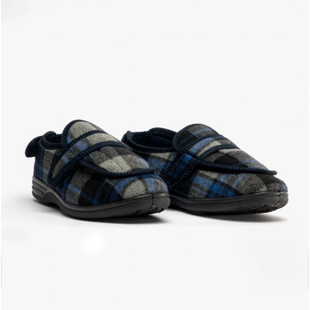 Jo &amp; Joe Jo &amp; Joe BUXTON Mens Touch Fasten Slippers Navy/Grey

 Upper Material: Textile

Lining Material: Textile

Sole Material: Synthetic

Closure/Fastening: Touch Fasten

Features: Warm Lining

Toe Shape: Round

Shoe Width: Regular

Item Weight: 0.5 KG

Heel Height: Flat (Under 2.5cm)

Shoe Shaft Height: Low Top

Slipper Style: Full Slipper

Gift Boxed: No
Product Code: BUXTON/NAV