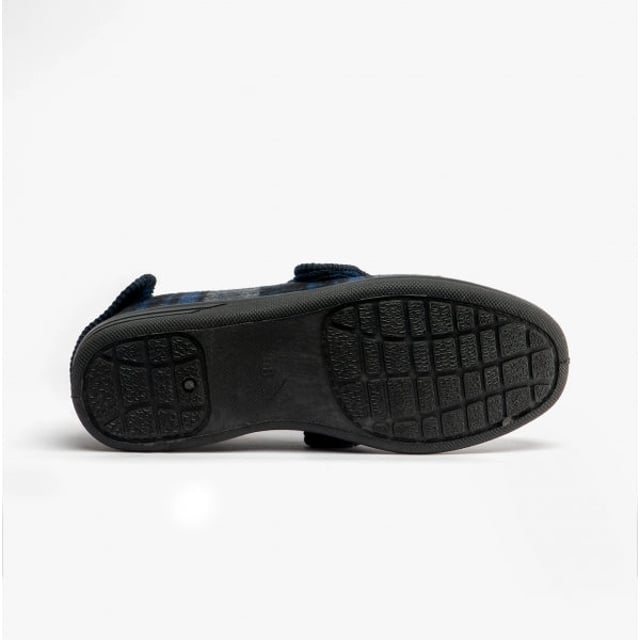 Jo &amp; Joe Jo &amp; Joe BUXTON Mens Touch Fasten Slippers Navy/Grey

 Upper Material: Textile

Lining Material: Textile

Sole Material: Synthetic

Closure/Fastening: Touch Fasten

Features: Warm Lining

Toe Shape: Round

Shoe Width: Regular

Item Weight: 0.5 KG

Heel Height: Flat (Under 2.5cm)

Shoe Shaft Height: Low Top

Slipper Style: Full Slipper

Gift Boxed: No
Product Code: BUXTON/NAV