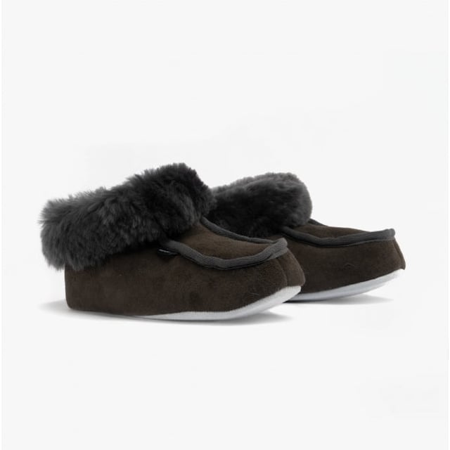 Shepherd Shepherd MOA Womens Sheepskin Slipper Boots Asphalt

 Upper Material: Sheepskin

Lining Material: Sheepskin

Sole Material: Suede

Closure/Fastening: Pull-On

Features: Warm Lining

Toe Shape: Round

Shoe Width: Regular

Item Weight: 0.35 KG

Heel Height: Flat (Under 2.5cm)

Shoe Shaft Height: Ankle

Slipper Style: Slipper Boot

Gift Boxed: No
Product Code: 7242065