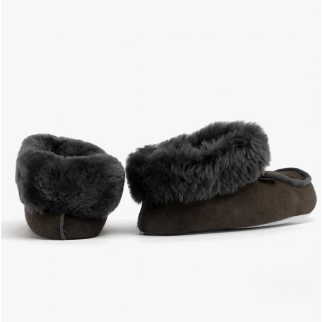 Shepherd Shepherd MOA Womens Sheepskin Slipper Boots Asphalt

 Upper Material: Sheepskin

Lining Material: Sheepskin

Sole Material: Suede

Closure/Fastening: Pull-On

Features: Warm Lining

Toe Shape: Round

Shoe Width: Regular

Item Weight: 0.35 KG

Heel Height: Flat (Under 2.5cm)

Shoe Shaft Height: Ankle

Slipper Style: Slipper Boot

Gift Boxed: No
Product Code: 7242065