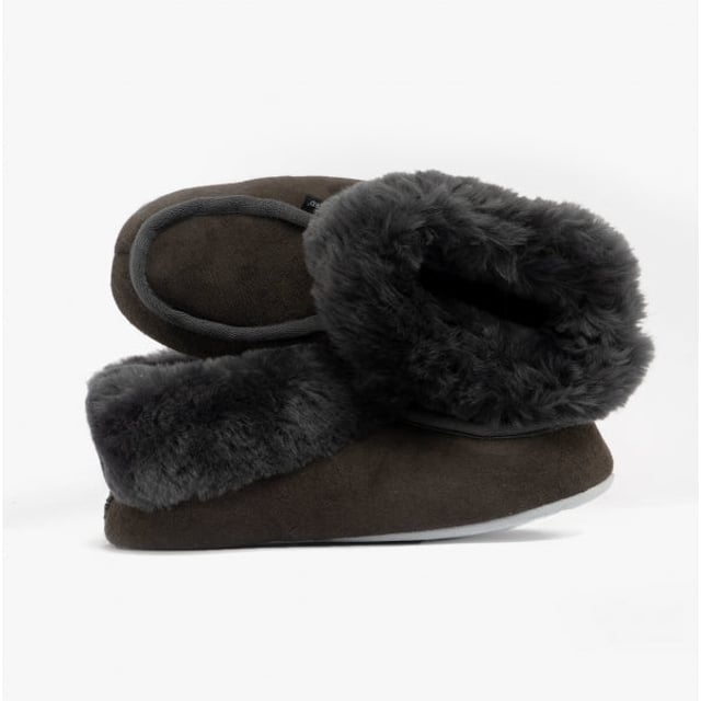 Shepherd Shepherd MOA Womens Sheepskin Slipper Boots Asphalt

 Upper Material: Sheepskin

Lining Material: Sheepskin

Sole Material: Suede

Closure/Fastening: Pull-On

Features: Warm Lining

Toe Shape: Round

Shoe Width: Regular

Item Weight: 0.35 KG

Heel Height: Flat (Under 2.5cm)

Shoe Shaft Height: Ankle

Slipper Style: Slipper Boot

Gift Boxed: No
Product Code: 7242065