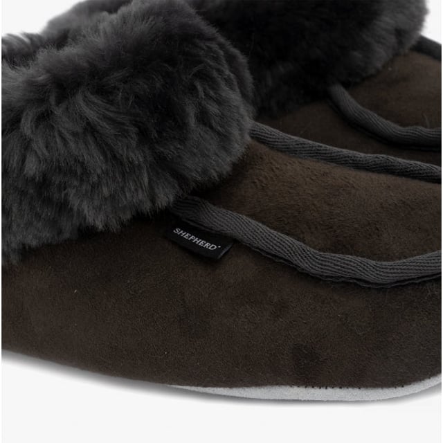 Shepherd Shepherd MOA Womens Sheepskin Slipper Boots Asphalt

 Upper Material: Sheepskin

Lining Material: Sheepskin

Sole Material: Suede

Closure/Fastening: Pull-On

Features: Warm Lining

Toe Shape: Round

Shoe Width: Regular

Item Weight: 0.35 KG

Heel Height: Flat (Under 2.5cm)

Shoe Shaft Height: Ankle

Slipper Style: Slipper Boot

Gift Boxed: No
Product Code: 7242065