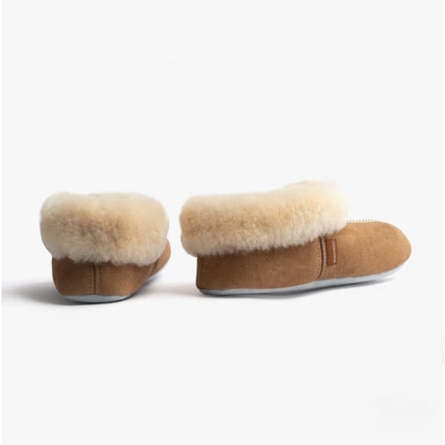 Shepherd Shepherd ANNABELLE Womens Sheepskin Full Slippers Chestnut

 Upper Material: Sheepskin

Lining Material: Sheepskin

Sole Material: Suede

Closure/Fastening: Slip-On

Features: Warm Lining

Toe Shape: Round

Shoe Width: Regular

Item Weight: 0.35 KG

Heel Height: Flat (Under 2.5cm)

Shoe Shaft Height: Low Top

Slipper Style: Full Slipper

Gift Boxed: No
Product Code: 2103056