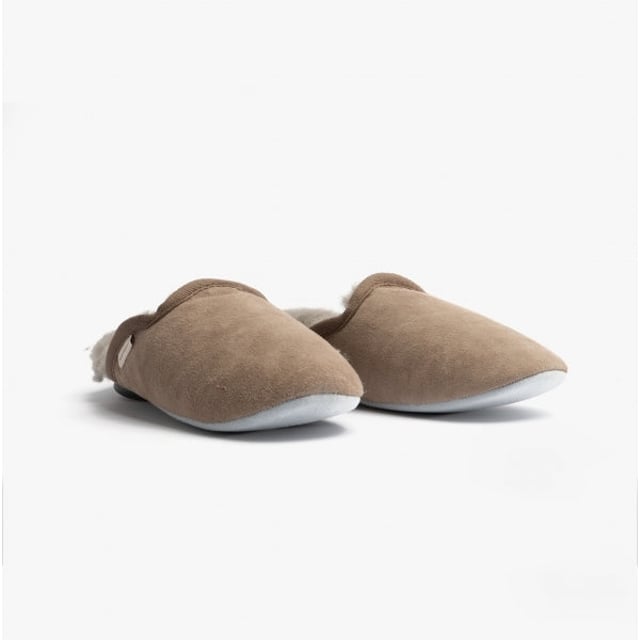 Shepherd Shepherd CLEO Womens Sheepskin Mules Stone

 Upper Material: Sheepskin

Lining Material: Sheepskin

Sole Material: Suede

Closure/Fastening: Slip-On

Features: Warm Lining

Toe Shape: Round

Shoe Width: Regular

Item Weight: 0.35 KG

Heel Height: Flat (Under 2.5cm)

Slipper Style: Mule

Gift Boxed: No
Product Code: 2292025