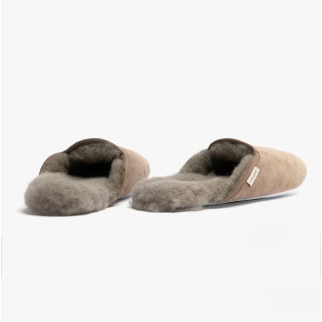 Shepherd Shepherd CLEO Womens Sheepskin Mules Stone

 Upper Material: Sheepskin

Lining Material: Sheepskin

Sole Material: Suede

Closure/Fastening: Slip-On

Features: Warm Lining

Toe Shape: Round

Shoe Width: Regular

Item Weight: 0.35 KG

Heel Height: Flat (Under 2.5cm)

Slipper Style: Mule

Gift Boxed: No
Product Code: 2292025
