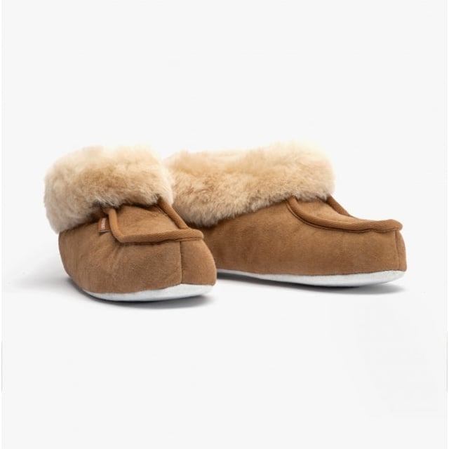 Shepherd Shepherd MOA Womens Sheepskin Slipper Boots Chestnut

 Upper Material: Sheepskin

Lining Material: Sheepskin

Sole Material: Suede

Closure/Fastening: Pull-On

Features: Warm Lining

Toe Shape: Round

Shoe Width: Regular

Item Weight: 0.35 KG

Heel Height: Flat (Under 2.5cm)

Shoe Shaft Height: Ankle

Slipper Style: Slipper Boot

Gift Boxed: No
Product Code: 7242056