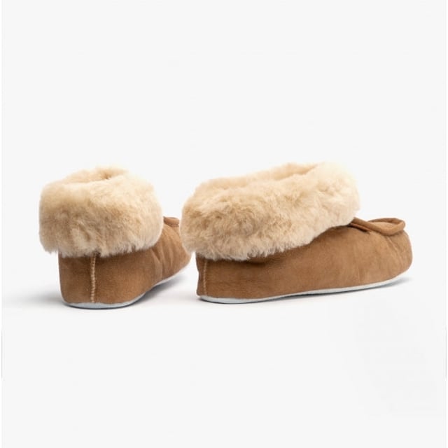 Shepherd Shepherd MOA Womens Sheepskin Slipper Boots Chestnut

 Upper Material: Sheepskin

Lining Material: Sheepskin

Sole Material: Suede

Closure/Fastening: Pull-On

Features: Warm Lining

Toe Shape: Round

Shoe Width: Regular

Item Weight: 0.35 KG

Heel Height: Flat (Under 2.5cm)

Shoe Shaft Height: Ankle

Slipper Style: Slipper Boot

Gift Boxed: No
Product Code: 7242056