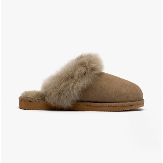 Shepherd Shepherd EVELINA Womens Sheepskin Mules Stone

 Upper Material: Sheepskin

Lining Material: Sheepskin

Sole Material: EVA

Closure/Fastening: Slip-On

Features: Warm Lining

Toe Shape: Round

Shoe Width: Regular

Item Weight: 0.34 KG

Heel Height: Flat (Under 2.5cm)

Slipper Style: Mule

Gift Boxed: No
Product Code: 1929025