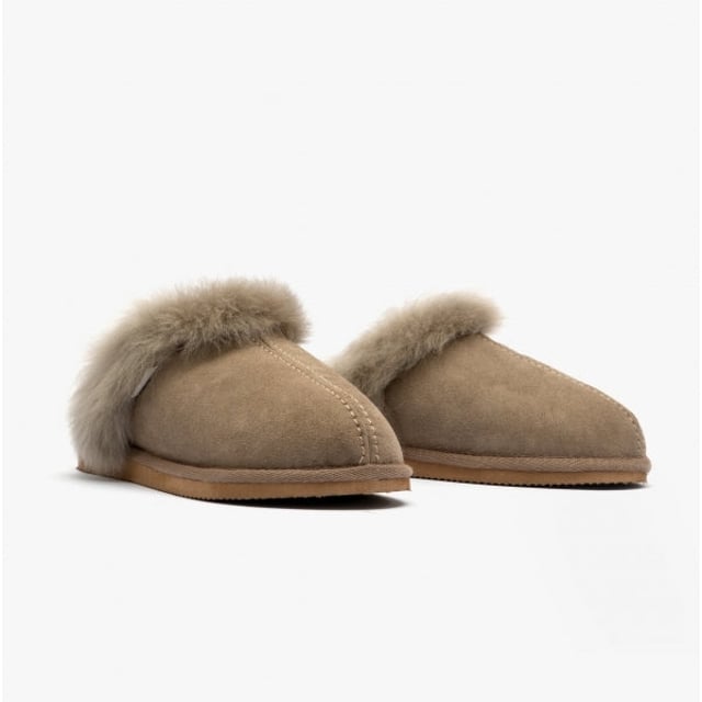 Shepherd Shepherd EVELINA Womens Sheepskin Mules Stone

 Upper Material: Sheepskin

Lining Material: Sheepskin

Sole Material: EVA

Closure/Fastening: Slip-On

Features: Warm Lining

Toe Shape: Round

Shoe Width: Regular

Item Weight: 0.34 KG

Heel Height: Flat (Under 2.5cm)

Slipper Style: Mule

Gift Boxed: No
Product Code: 1929025