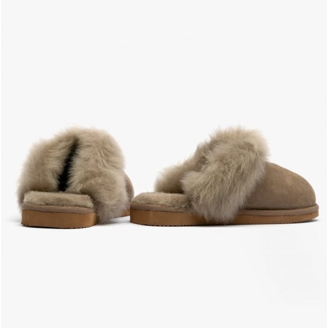 Shepherd Shepherd EVELINA Womens Sheepskin Mules Stone

 Upper Material: Sheepskin

Lining Material: Sheepskin

Sole Material: EVA

Closure/Fastening: Slip-On

Features: Warm Lining

Toe Shape: Round

Shoe Width: Regular

Item Weight: 0.34 KG

Heel Height: Flat (Under 2.5cm)

Slipper Style: Mule

Gift Boxed: No
Product Code: 1929025