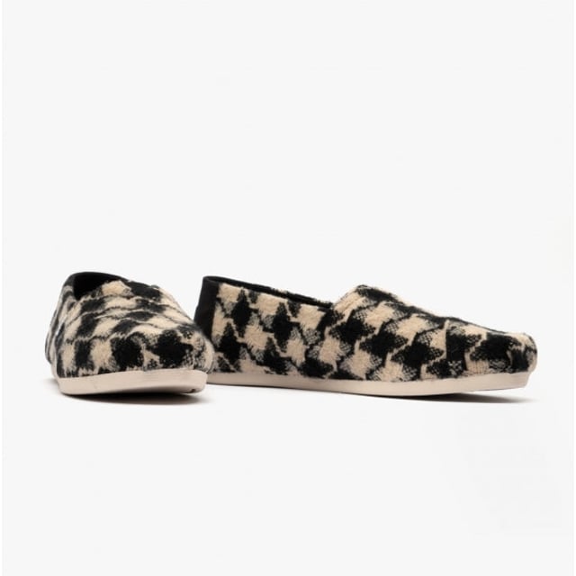 TOMS ALPARGATA Ladies Espadrille Black/White

 Upper Material: Synthetic

Lining Material: Cotton

Sole Material: Rubber

Closure/Fastening: Slip-On

Features: Comfort

Toe Shape: Round

Shoe Width: Regular

Item Weight: 0.5 KG

Heel Height: Flat (Under 2.5cm)

Shoe Shaft Height: Low Top

Sandal Style: Sandals

Gift Boxed: No
Product Code: 10018770