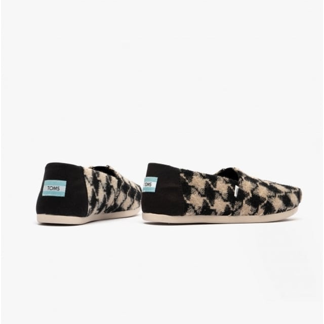 TOMS ALPARGATA Ladies Espadrille Black/White

 Upper Material: Synthetic

Lining Material: Cotton

Sole Material: Rubber

Closure/Fastening: Slip-On

Features: Comfort

Toe Shape: Round

Shoe Width: Regular

Item Weight: 0.5 KG

Heel Height: Flat (Under 2.5cm)

Shoe Shaft Height: Low Top

Sandal Style: Sandals

Gift Boxed: No
Product Code: 10018770