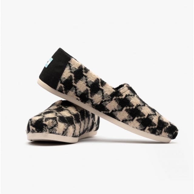 TOMS ALPARGATA Ladies Espadrille Black/White

 Upper Material: Synthetic

Lining Material: Cotton

Sole Material: Rubber

Closure/Fastening: Slip-On

Features: Comfort

Toe Shape: Round

Shoe Width: Regular

Item Weight: 0.5 KG

Heel Height: Flat (Under 2.5cm)

Shoe Shaft Height: Low Top

Sandal Style: Sandals

Gift Boxed: No
Product Code: 10018770