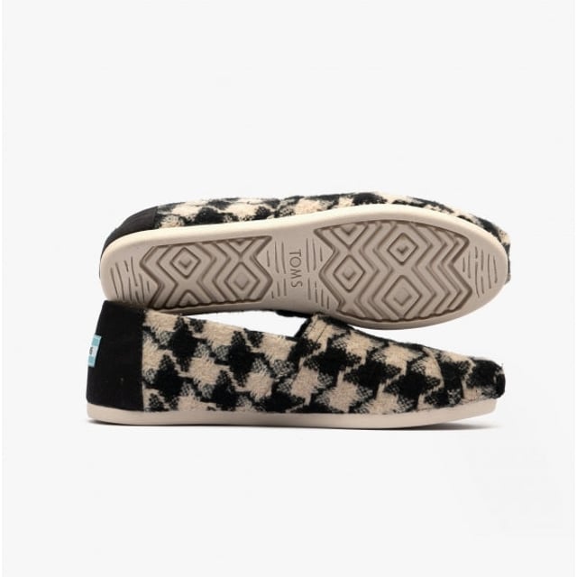TOMS ALPARGATA Ladies Espadrille Black/White

 Upper Material: Synthetic

Lining Material: Cotton

Sole Material: Rubber

Closure/Fastening: Slip-On

Features: Comfort

Toe Shape: Round

Shoe Width: Regular

Item Weight: 0.5 KG

Heel Height: Flat (Under 2.5cm)

Shoe Shaft Height: Low Top

Sandal Style: Sandals

Gift Boxed: No
Product Code: 10018770
